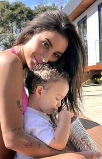 Bianca Andrade e o filho curtem piscina da mansão de R$ 18 milhões (Reprodução/Instagram)